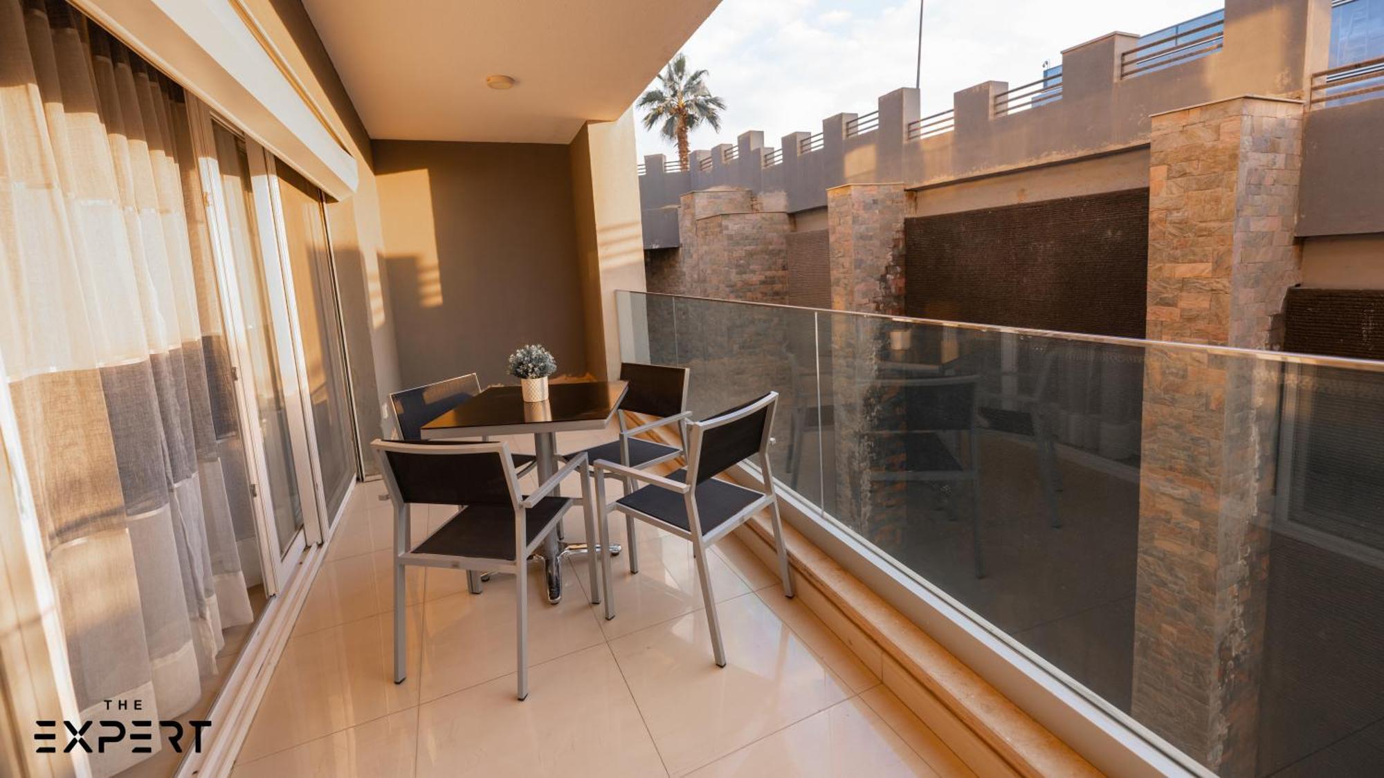 Apartment Elegant 2-bedroom Near Airport