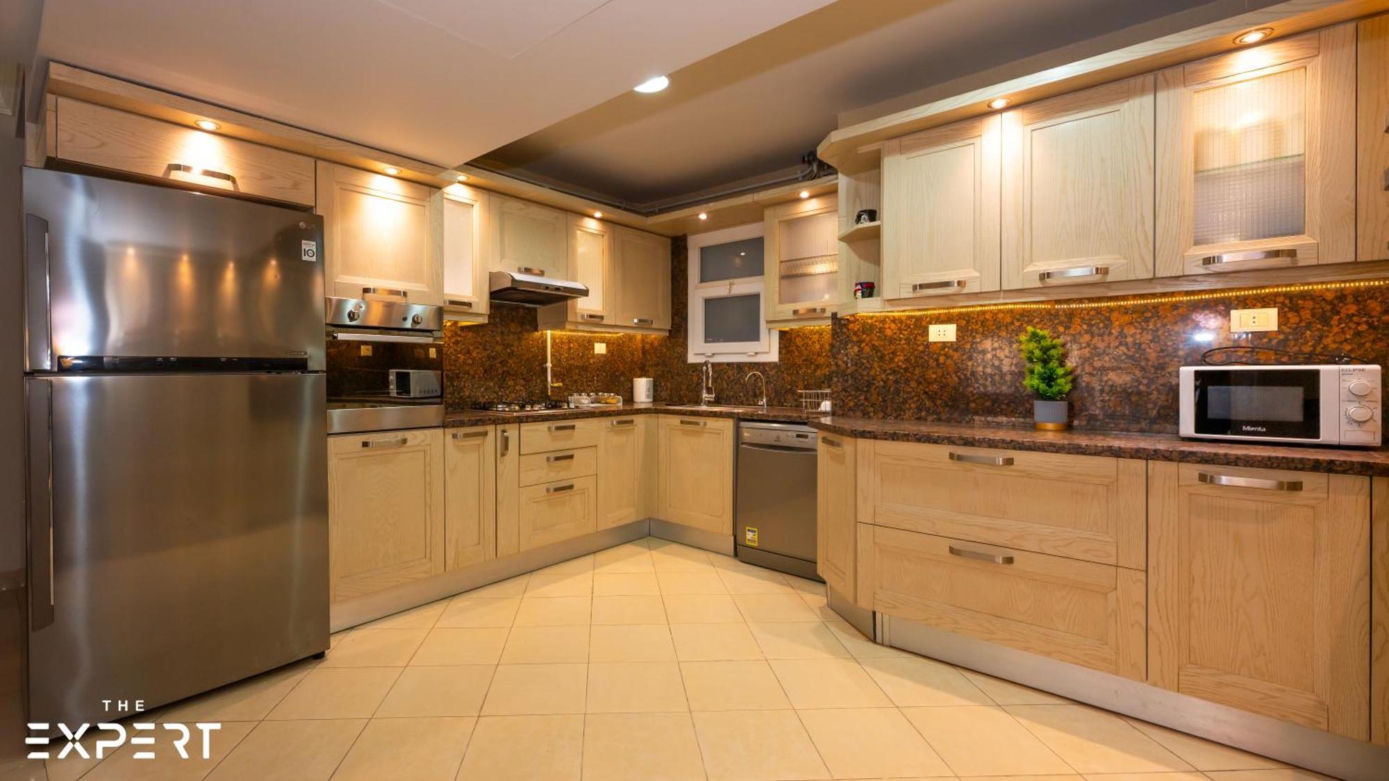 Elegant 2-bedroom Near Airport Apartment *