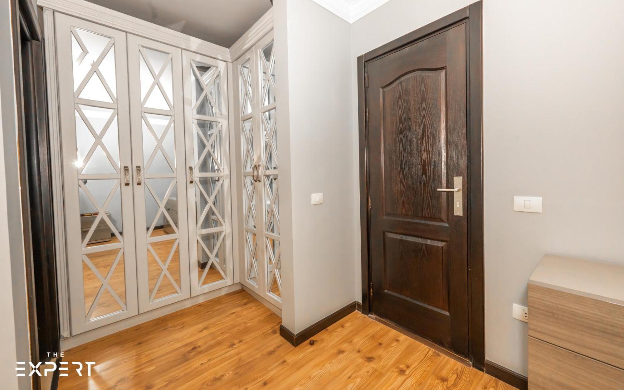 Apartment Elegant 2-bedroom Near Airport