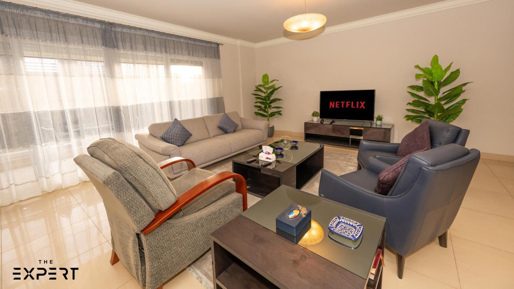 Elegant 2-bedroom Near Airport Apartment *