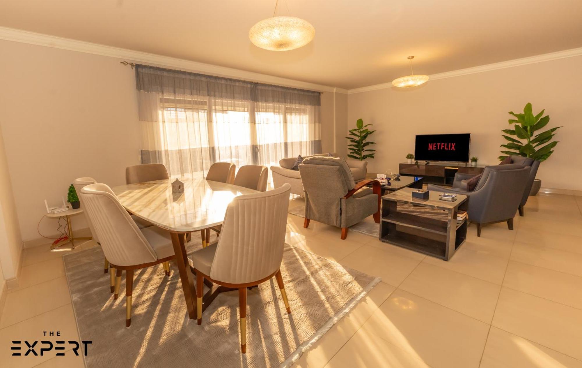 Elegant 2-bedroom Near Airport Apartment *