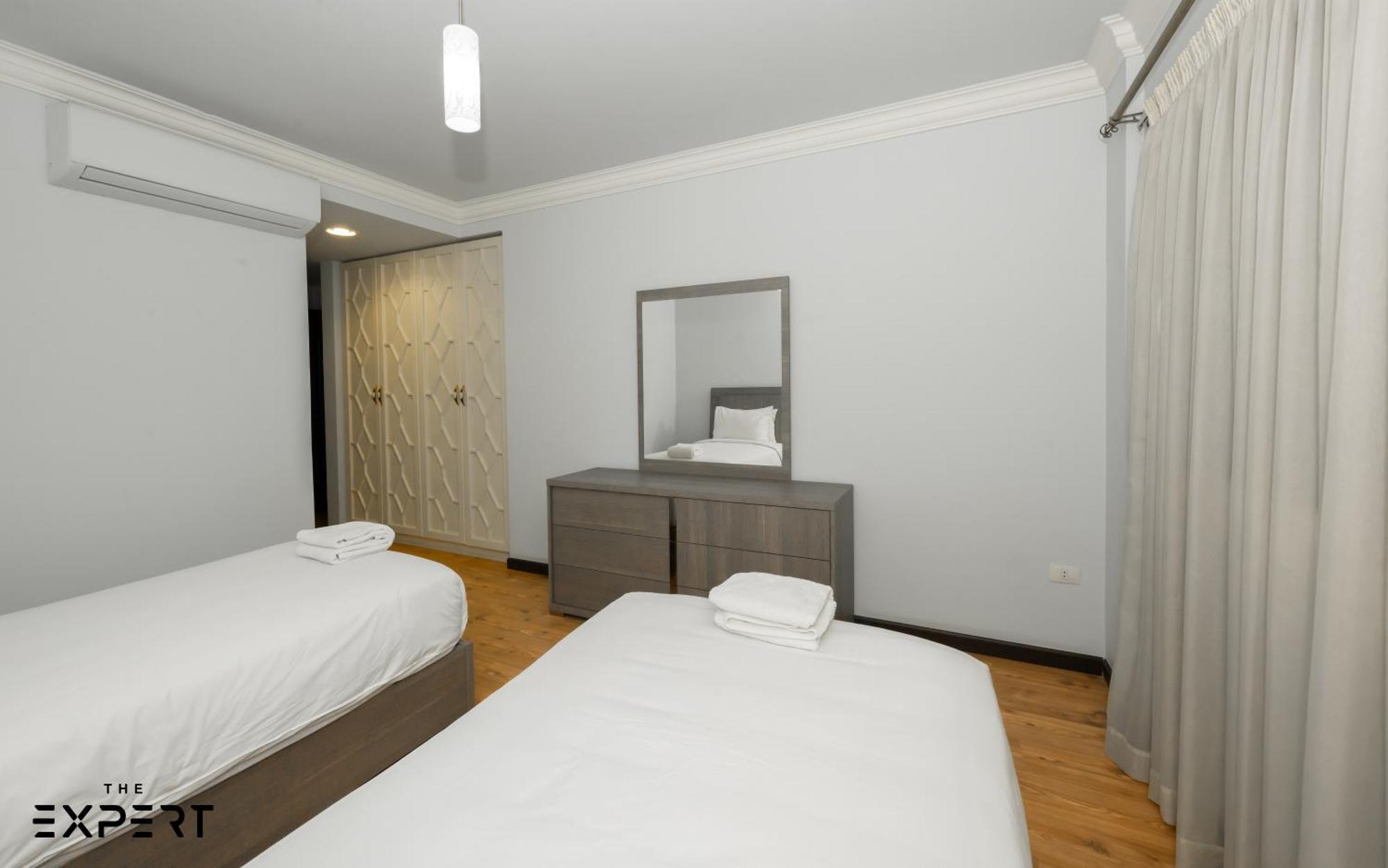 Elegant 2-bedroom Near Airport *